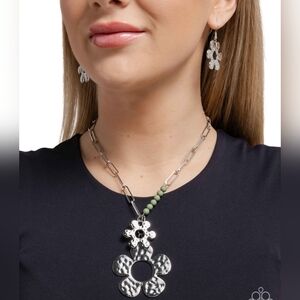 Chic Silver and Green Floral Necklace Set